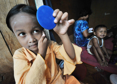 ジャカルタのスラム街で遊ぶ子どもたち