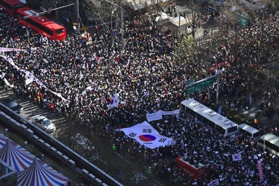 朴氏支持派がデモ「弾劾を無効にせよ！」