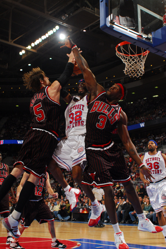 ブルズ ピストンズを降し2連勝を飾る