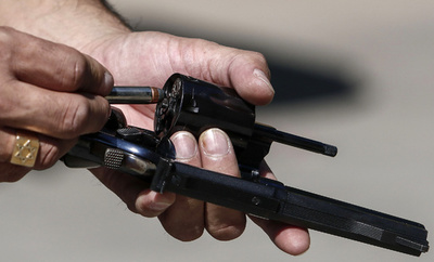 女性の気を引こうとロシアンルーレット、1発目で死亡 仏パリ郊外