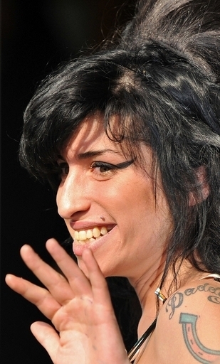 エイミー・ワインハウス、違法薬物は検出されず