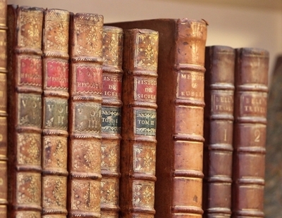 犯人は読書家？空き巣に入られた老夫婦宅、本棚が空っぽに