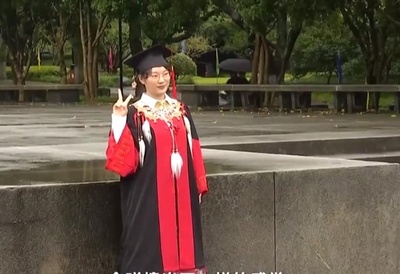 大学卒業シーズン 中国風の式服が大流行 中国