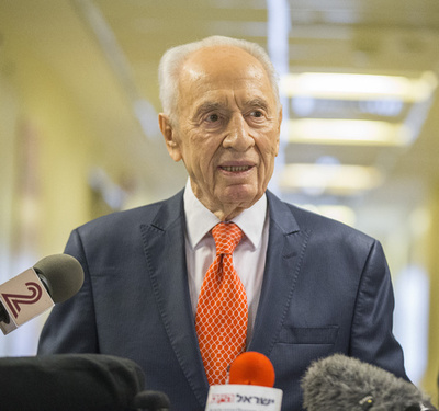 イスラエルのペレス前大統領、「重度の脳卒中」で集中治療