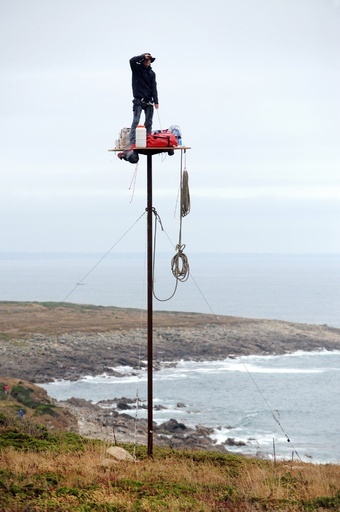 仏美術作家、柱上で過ごす1週間