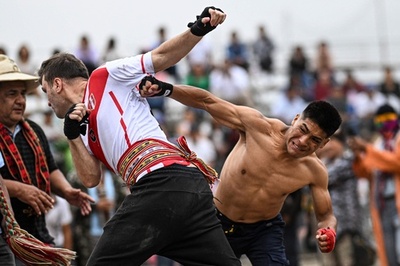 「殴り合う」伝統の奇祭、ペルーで開催