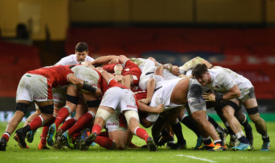 スクラムのリスク軽減する新規則、シックスネーションズで試験導入