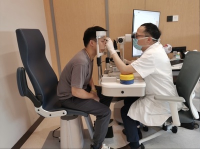 横になってスマホをいじっていた男性 目の上に落とし網膜剥離に 中国