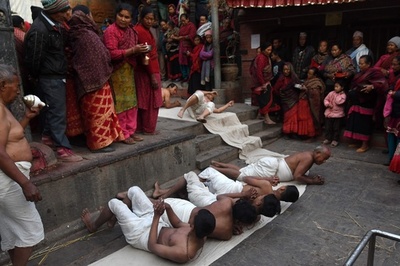 【今日の1枚】曲がり角や下り坂の人生、それでも祈り続ける ネパール