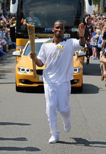 ドログバがロンドン五輪の聖火リレーに登場