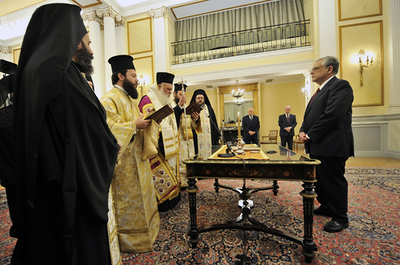 ギリシャ大連立政権発足、パパデモス新首相が舵取り