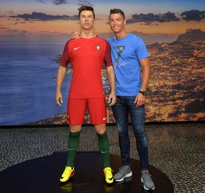 ロナウドがホテル「CR7」内の記念館を訪問、ろう人形と一緒にポーズも
