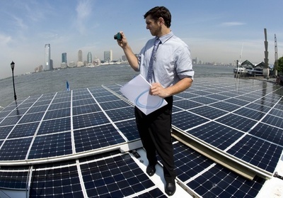 世界最大の太陽光発電船、米ニューヨークに寄港