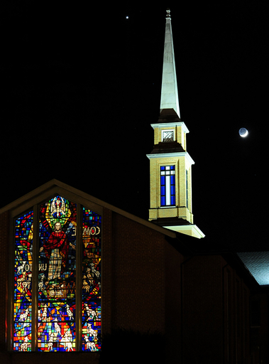 夜空に浮かぶ三日月と金星、大みそかの夜に接近