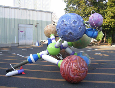 東京ディズニーランドのパレードで山車の支柱折れ装飾物落下