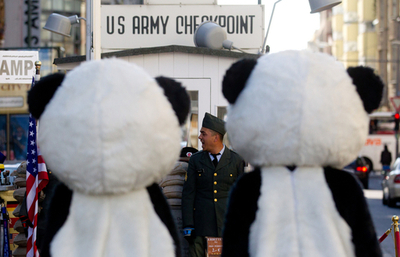 パンダの群れ、ベルリン観光でおおはしゃぎ？