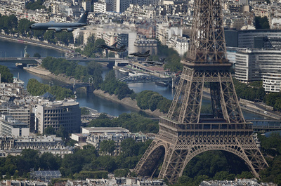 5階からぶら下がった幼児、移民男性がよじ登り救出 パリ