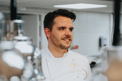 裸で椅子に数時間…仏人気シェフのレストランで新人「しごき」疑惑