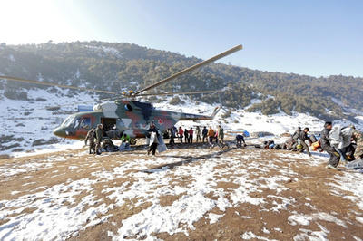 ネパール中部で7人搭乗のヘリ墜落、日本人旅行者含む5人死亡