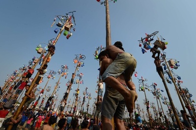 つるつる滑るポール登って賞品ゲット、インドネシア独立記念日