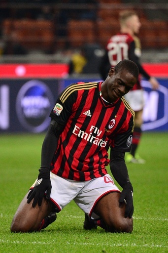 ミランの過激サポーターが怒りの抗議、バスを足止め