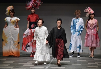 ハンセン病の偏見と闘う元患者女性、ランウェイで輝く 東京