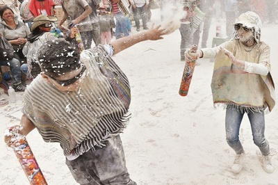 ユネスコ文化遺産のカーニバルで泡まみれ！ コロンビア