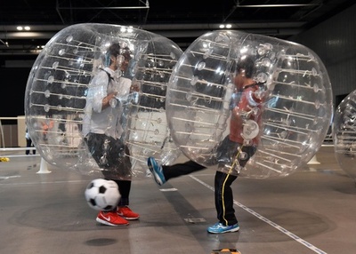 ぶつかっても平気、ノルウェー発祥のバブルサッカー 科学未来館