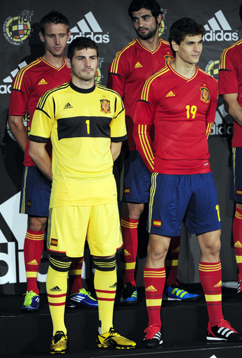 スペイン代表が新ユニフォームを発表、100試合出場選手の表彰も