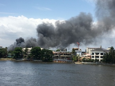 治安悪化のナイジェリア最大都市で発砲、刑務所から黒煙