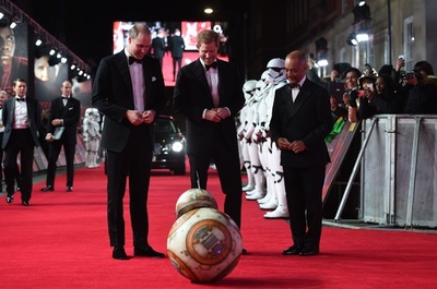 「スター・ウォーズ」最新作プレミア、カメオ出演？の英王子ら登場 英