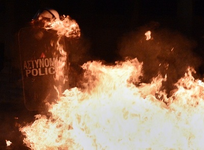 ギリシャ議会前で反緊縮デモが暴徒化、警察と衝突