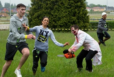 リボンをゾンビから死守せよ、ドイツで「ゾンビラン」