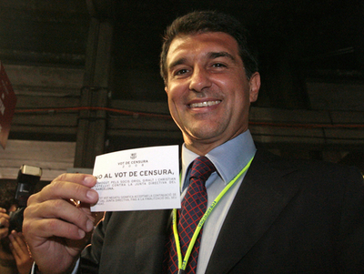 ラポルタ会長 不信任案可決を免れる