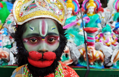 ヒンズー神に扮して物乞いする少年、インド