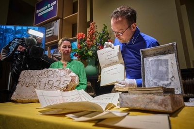 99年前のタイムカプセル開封 オランダ王の像の下から発見