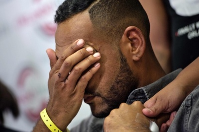 「次は自分が死ぬ番…」米銃乱射の生存者、恐怖の3時間振り返る