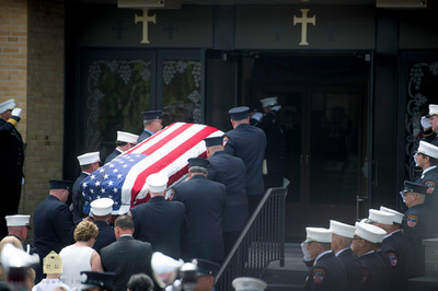 米同時多発攻撃で不明の消防隊員、結婚記念日に葬儀 遺体なく血液を埋葬