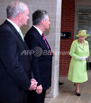 英女王と元ira司令官が歴史的握手 北アイルランド和解の象徴 写真6枚 ファッション ニュースならmode Press Powered By Afpbb News