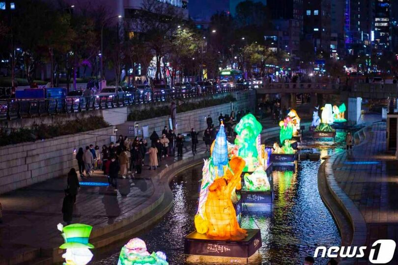 2021年、清渓川で実施されたソウルランタンフェスティバルの様子（ソウル観光財団提供）(c)news1
