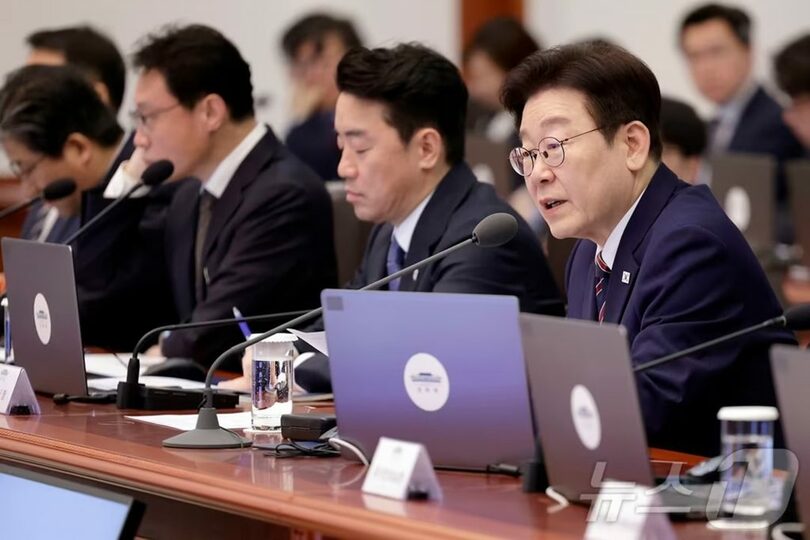 2月12日、青瓦台で開かれた首席補佐官会議で発言するイ・ジェミョン（李在明）大統領(c)news1