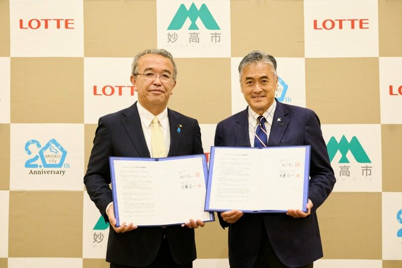 「包括連携協定」を交わしたロッテホールディングスの玉塚元一社長（右）と妙高市の城戸陽二市長＝ロッテホールディングス提供(c)KOREA WAVE