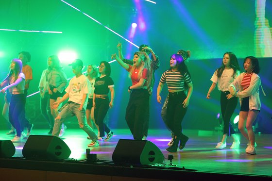 K-POPコンサート「ハローミスターK」でパフォーマンスを披露する外国人留学生カバーダンスチーム(c)news1