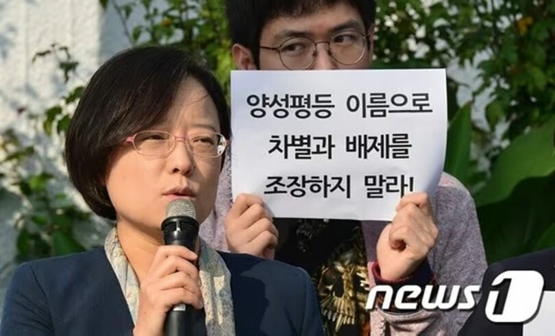 2015年10月、女性家族省を巡る抗議記者会見(c)news1