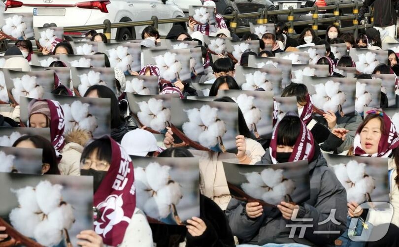 3月3日午後、ソウルで財団を糾弾する集会を開く同徳女子大学生ら(c)news1