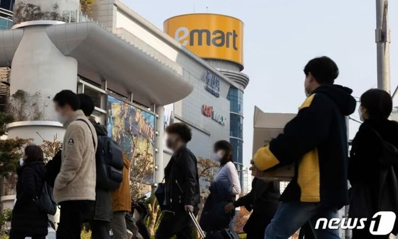 ソウル市イーマート龍山店の外壁ロゴ(c)news1