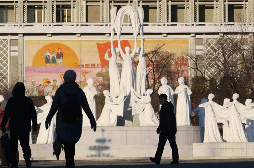 強風と寒波が予報された北朝鮮・平壌市中央区域を歩く市民ら(c)AP/NEWSIS