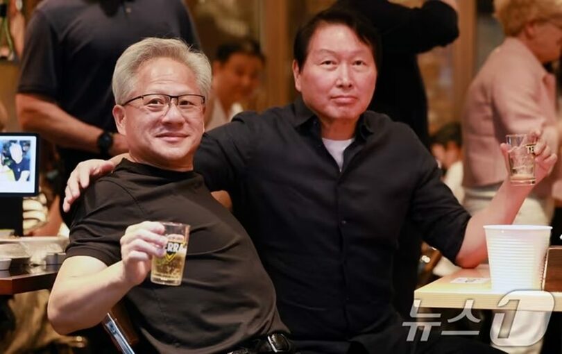ジェンスン・フアン米エヌビディアCEOとチェ・テウォン（崔泰源）SKグループ会長が7日午後、ソウル市江南区の「カンブチキン」三成店で「チメク会合」をしている(c)news1