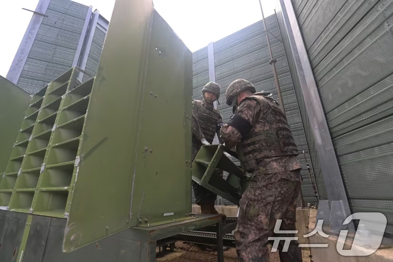 対北朝鮮拡声器を撤去する韓国軍＝韓国国防省提供(c)news1