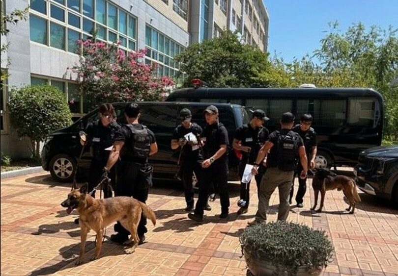 警察犬を投入して校舎内外を捜索する警察特攻隊＝釜山警察庁提供(c)NEWSIS